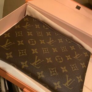 Louis Vuitton Monogram Clutch medium size, brand new, limited edition,must have